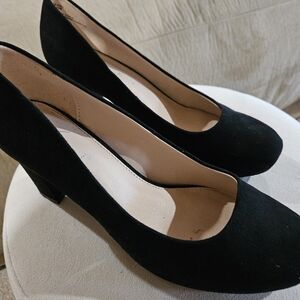 Women's closed-toed heels